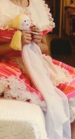 La Muñeca Gasita es una muñeca de trapo, está fabricada como las de antes.